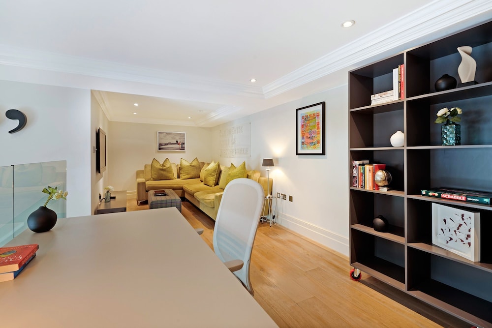 The Artists Hideaway-2 bed Mezzanine in Paddington - by Out of Office Lifestyle