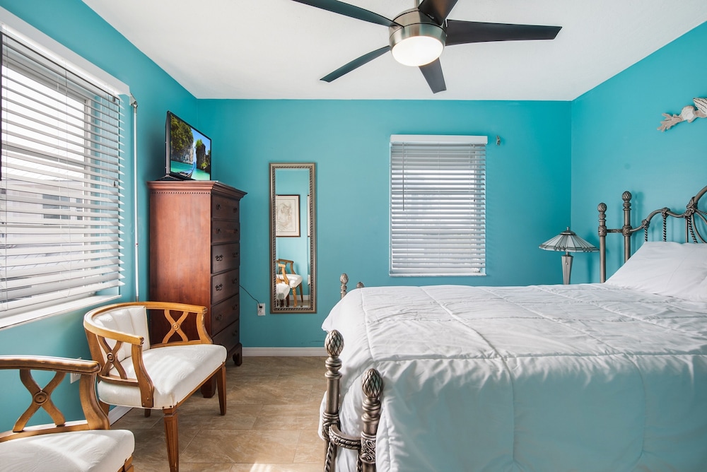 232 South Harbor Upstairs 3 Bedroom Apts by RedAwning view 4