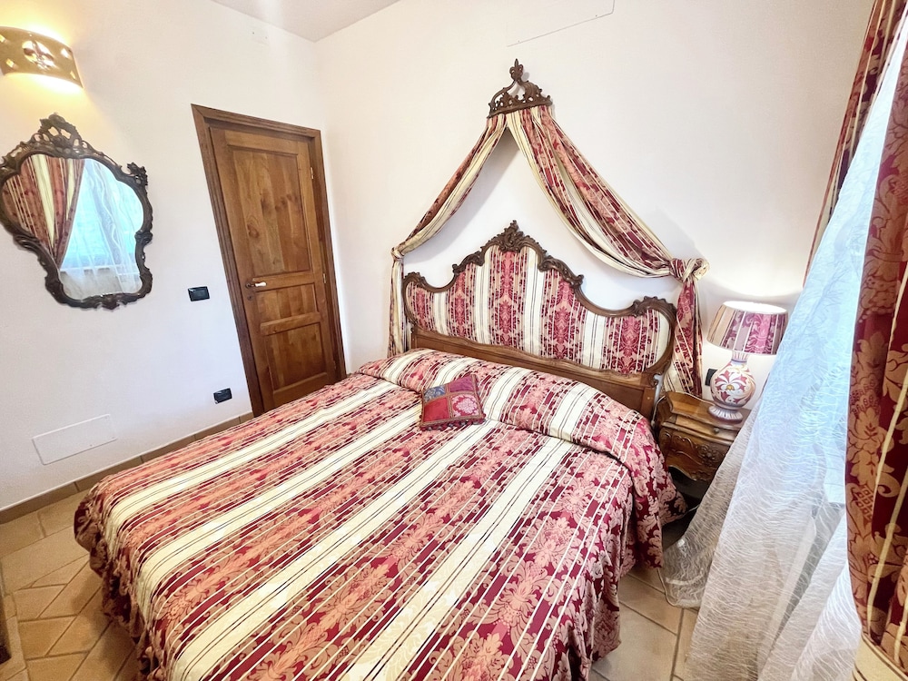 Charming Villa in Umbria - Sleeps 16 - Lake View - Pool, Jacuzzi and Events Room