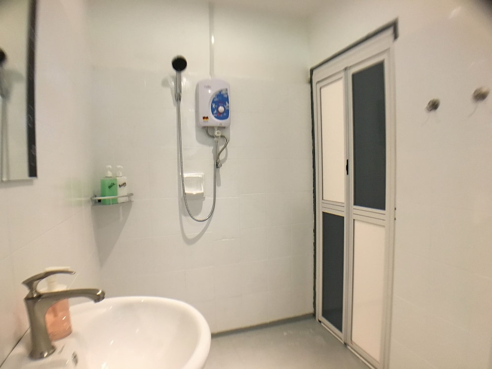 iBook4 Deluxe 2 Bedroom Gurney Suite by iBook Homestay