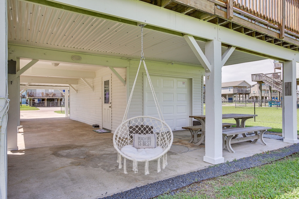 Walk to Beach: Updated Home w/ Deck in Galveston!