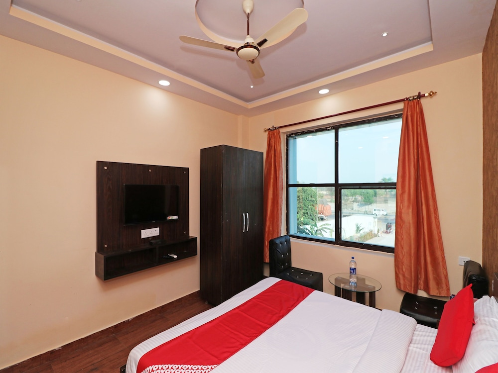 OYO 13483 Hotel Aradhya's