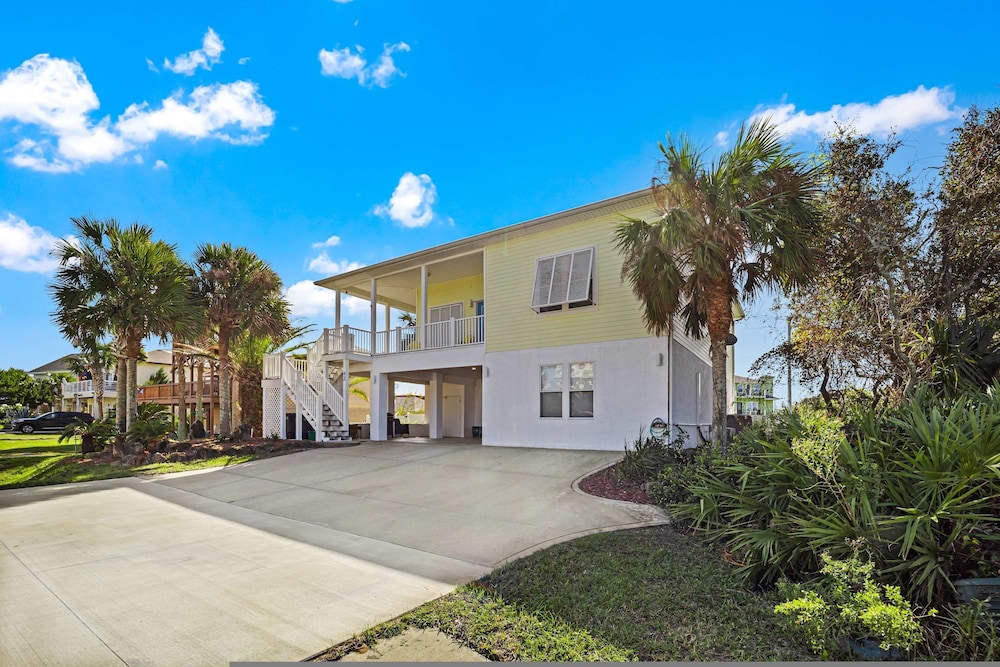 Perfect Beach House 2min Walk With Heated Pool and Hot Tub 4 bed 3 Bath With Pet Friendly