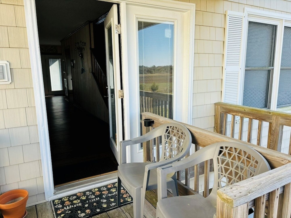 Great Place 5 Bedroom Home by RedAwning
