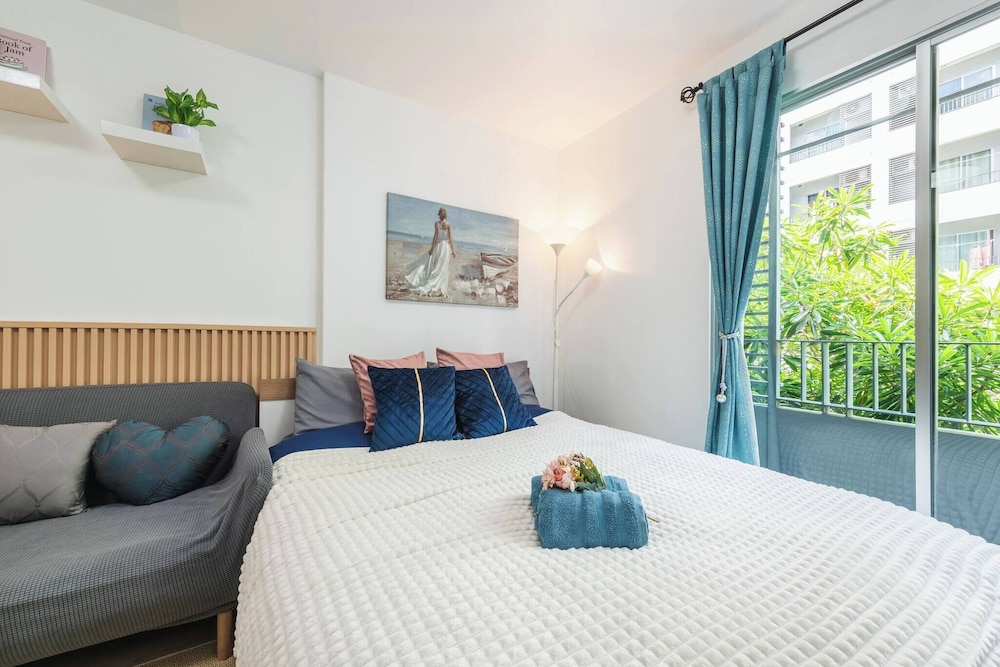 Modern Bangkok Apartment With Pool & Fitness