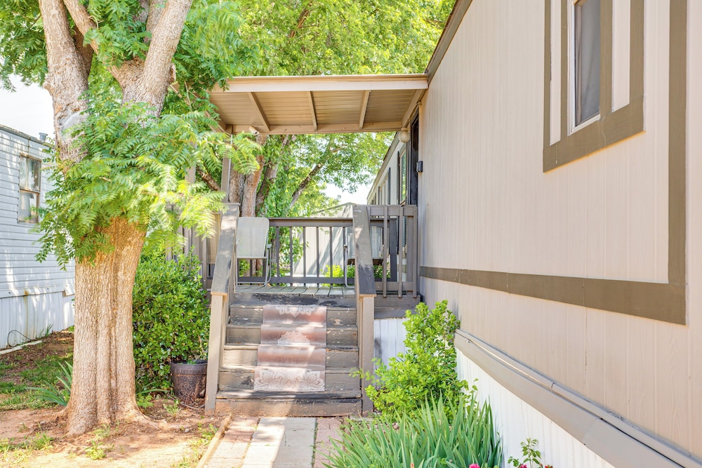 13 Mi to Okc: Edmond Home w/ Pool Access!