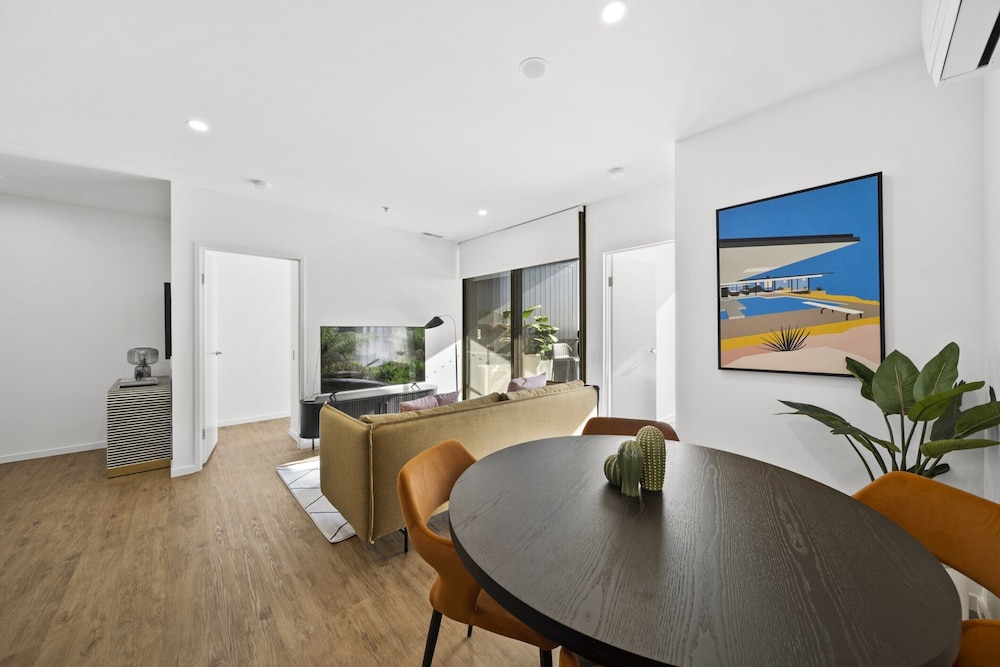 Refined 2-bed With Luxurious Building Amenities