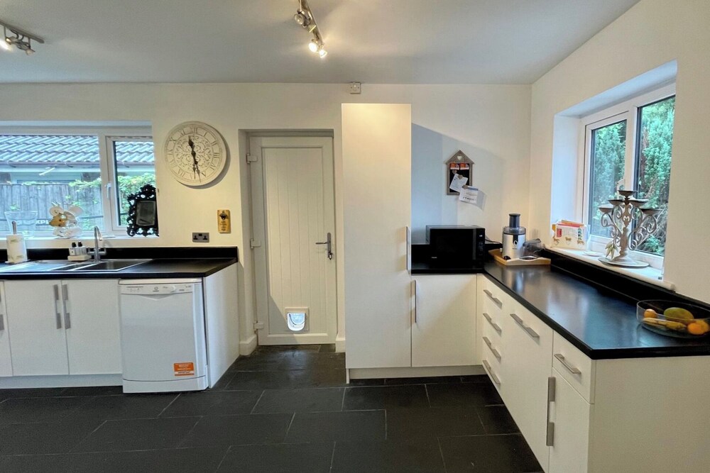 4 Bedroom House, Sleeps 8- Hot Tub, Pets, Parking