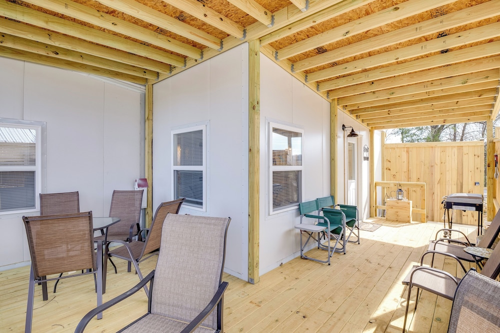 8 Mi to Cathedral Caverns: Tiny Home Hideaway