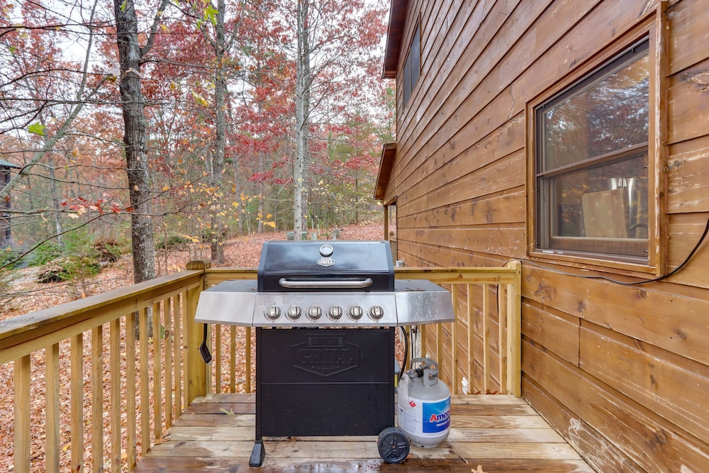 Blue Ridge Cabin w/ Hot Tub, 5 Mi to Downtown!
