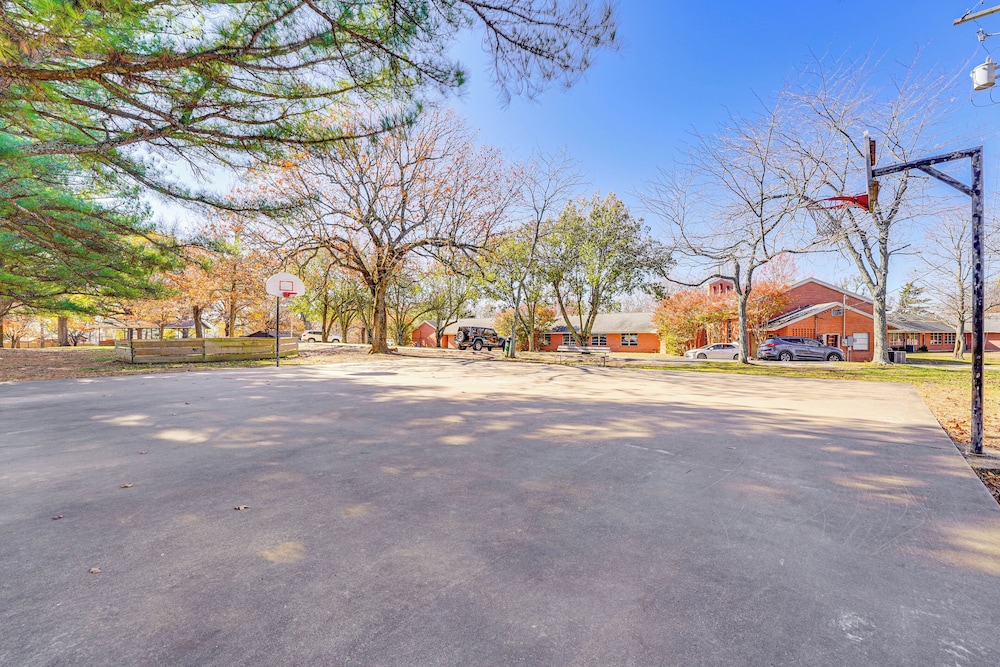 1 Mi to Dtwn Fayetteville: Home w/ Fenced Yard