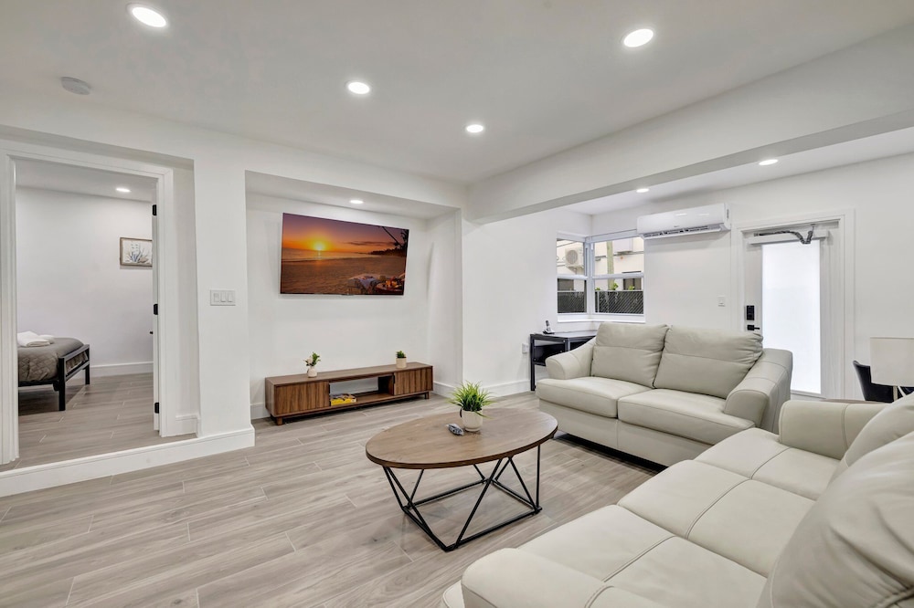 2BR 1BA off Las Olas Steps to Beach