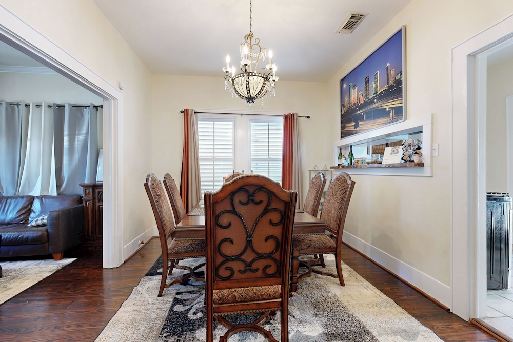 2-story Galveston Getaway w/ Balcony & Patio