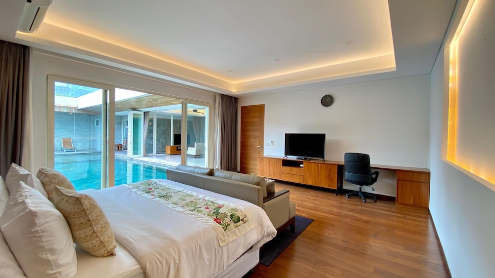 YY Villa Big Pool & Parking in Seminyak