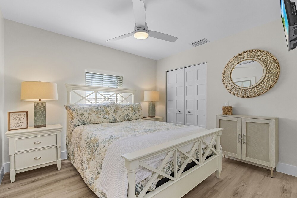 265 Beautiful Canal Front Pool Home 3 Bedroom Home