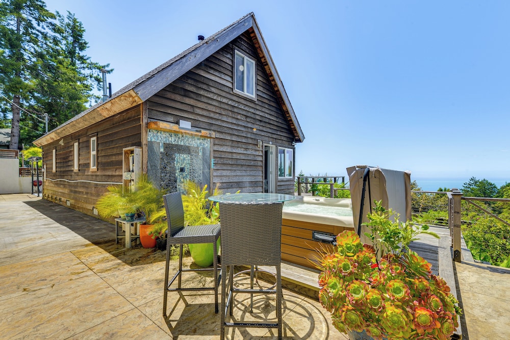 1 Mi to Black Sands Beach: Dreamy Coastal Cottage