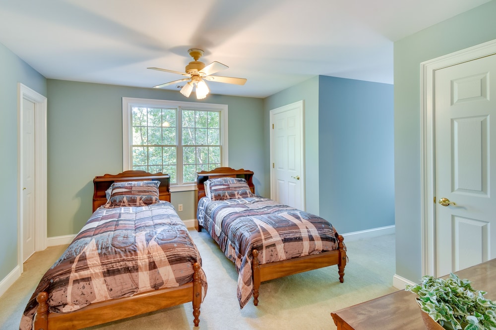 Anderson Vacations - Lakefront Hartwell Retreat w/ Gas Grill  Deck! - Property Image 2