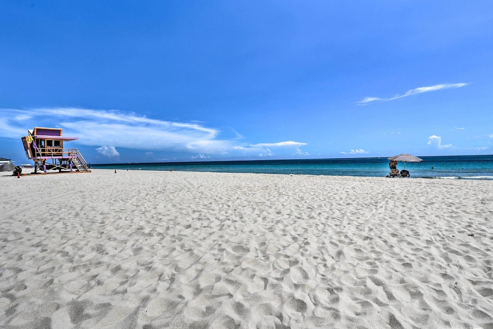 Oceanfront Miami Beach Studio w/ Beach Access view 3