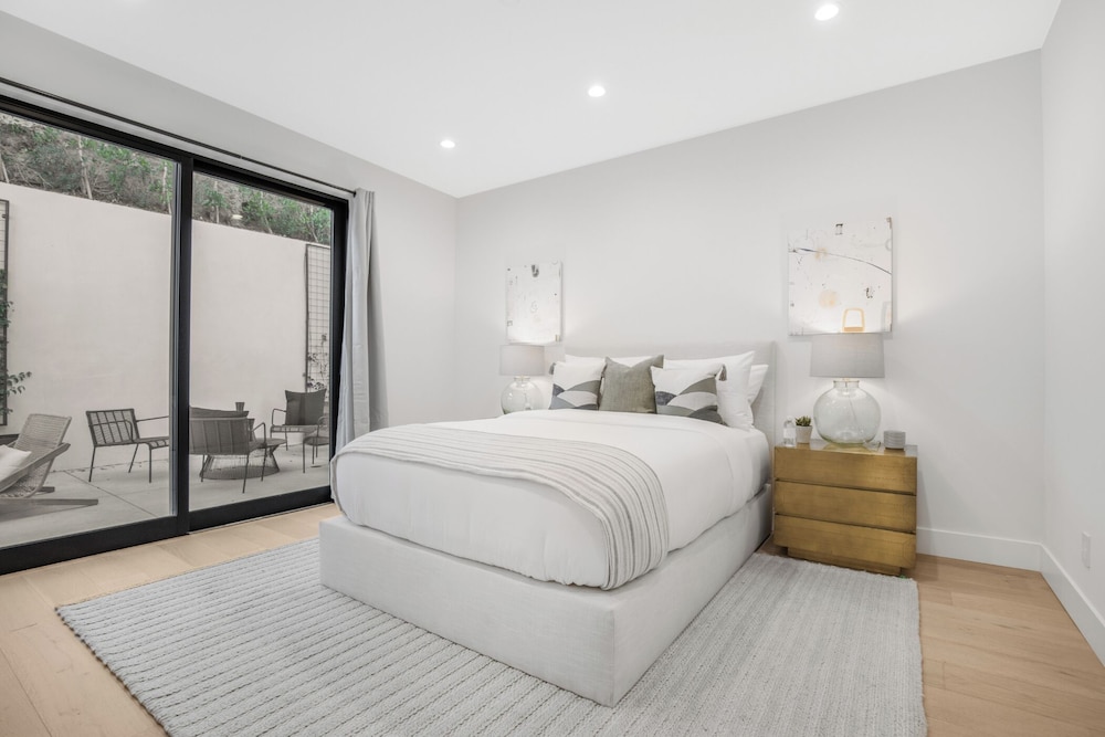 Belden Modern Villa - Iconic Hollywood Hills Retreat