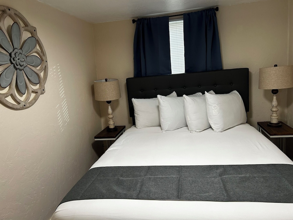 Lamplighter Cabins & Suites