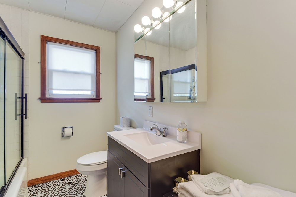 1 Mi to Dtwn Burlington: Modern Home w/ Yard!