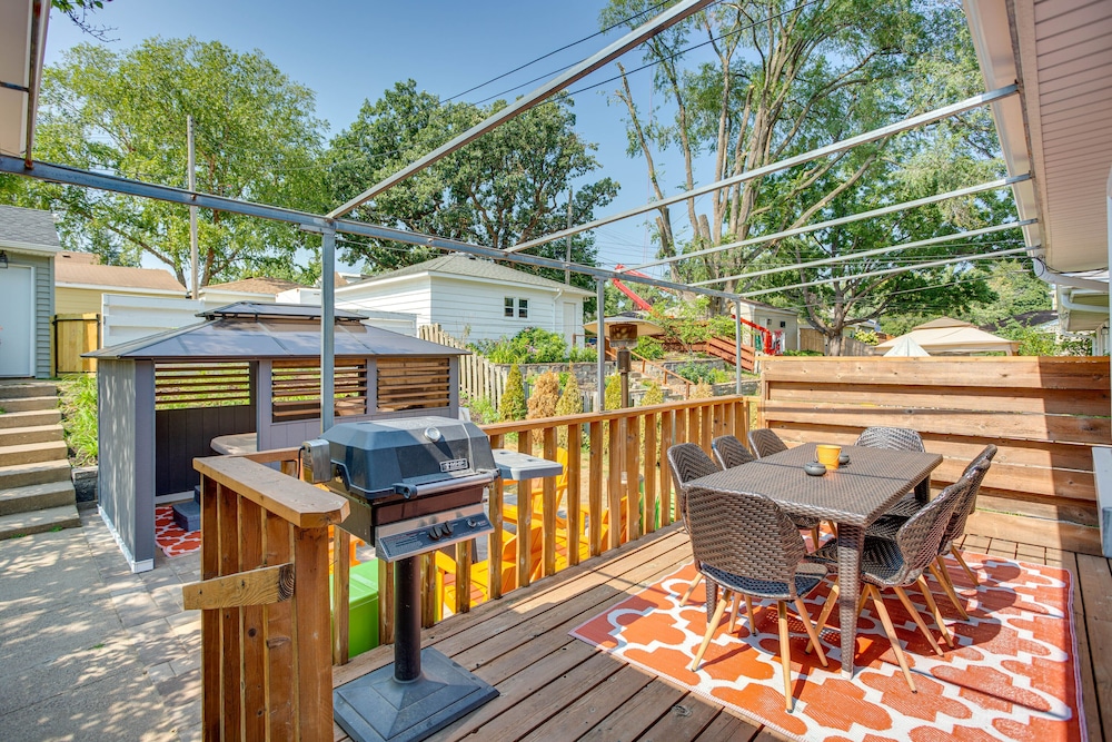 Pet-friendly Minneapolis Home ~ 8 Mi to Downtown!
