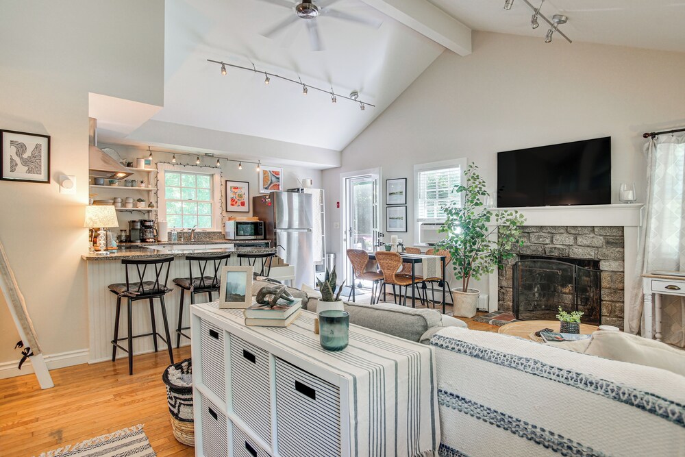 Charming Cape Cod Cottage: 4 Mi to Bristol Beach!