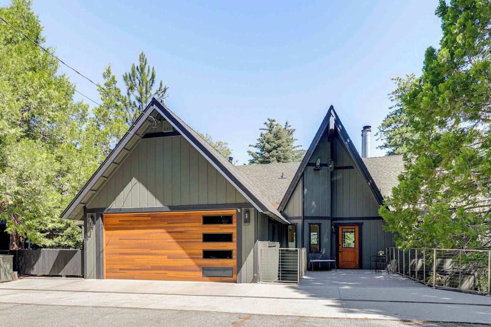 Stunning Forest Views: Luxury Lake Arrowhead Cabin