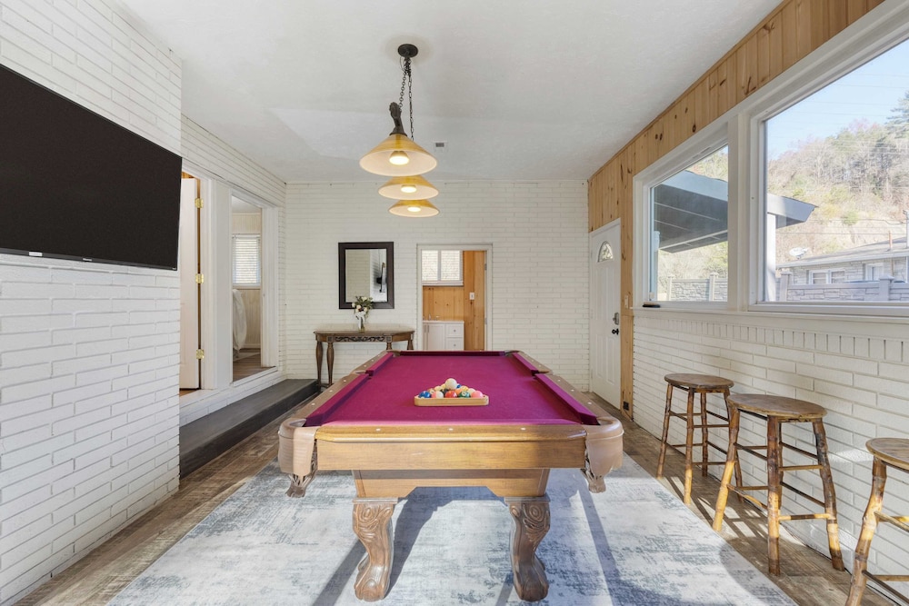 Creekside Haven by Avantstay Hot Tub, Fire Pit, Outdoor Dining Area Nestled Next to Creek