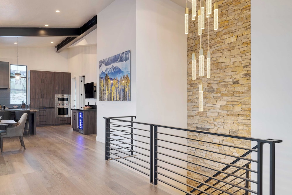 Mins to Deer Valley Lift Firepit, Game Room, Views, 5bdr Orion by Avantstay