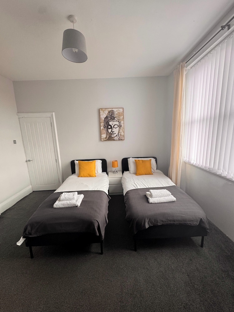 House - Sleeps 6 - Pet Friendly - Garden - Parking