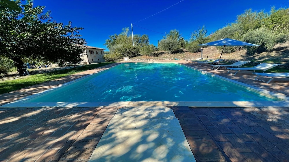 Sleeps 10. Sensational Views Surround Exceptional Villa/no Neighbours. Wifi!