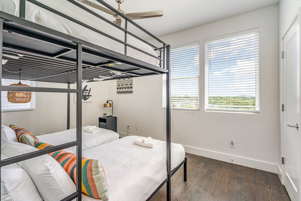 Jade - Private Patio and Balcony - Near Germantown