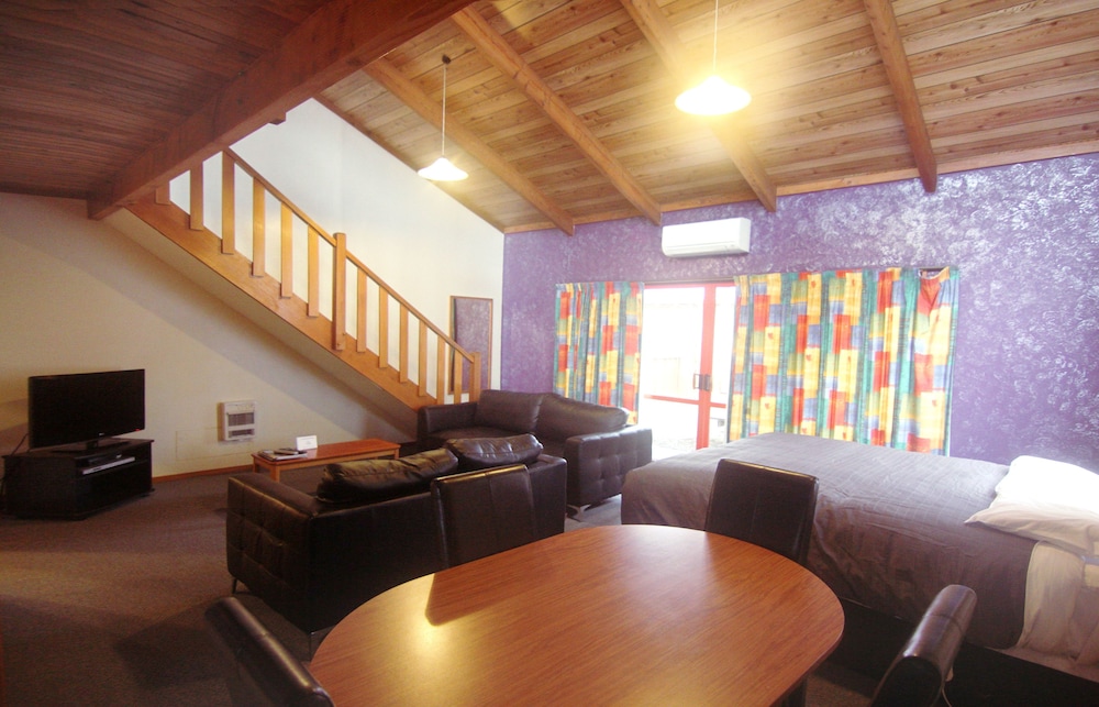 Hotel Larchwood Motel - Image 1