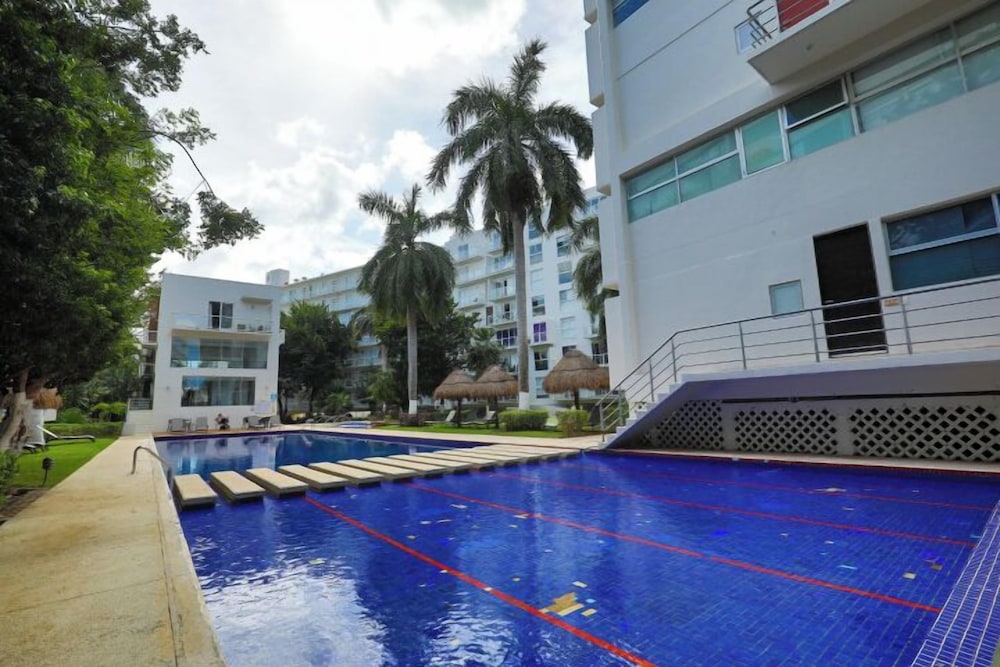 Spacious Condo with Gym & Pool Cancun