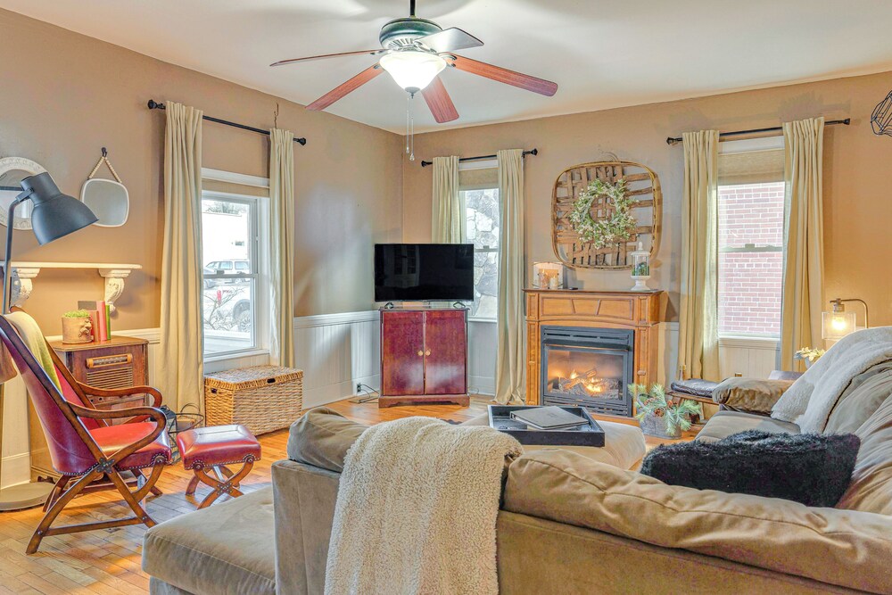 Near Murphy River Walk: Historic Downtown Home!