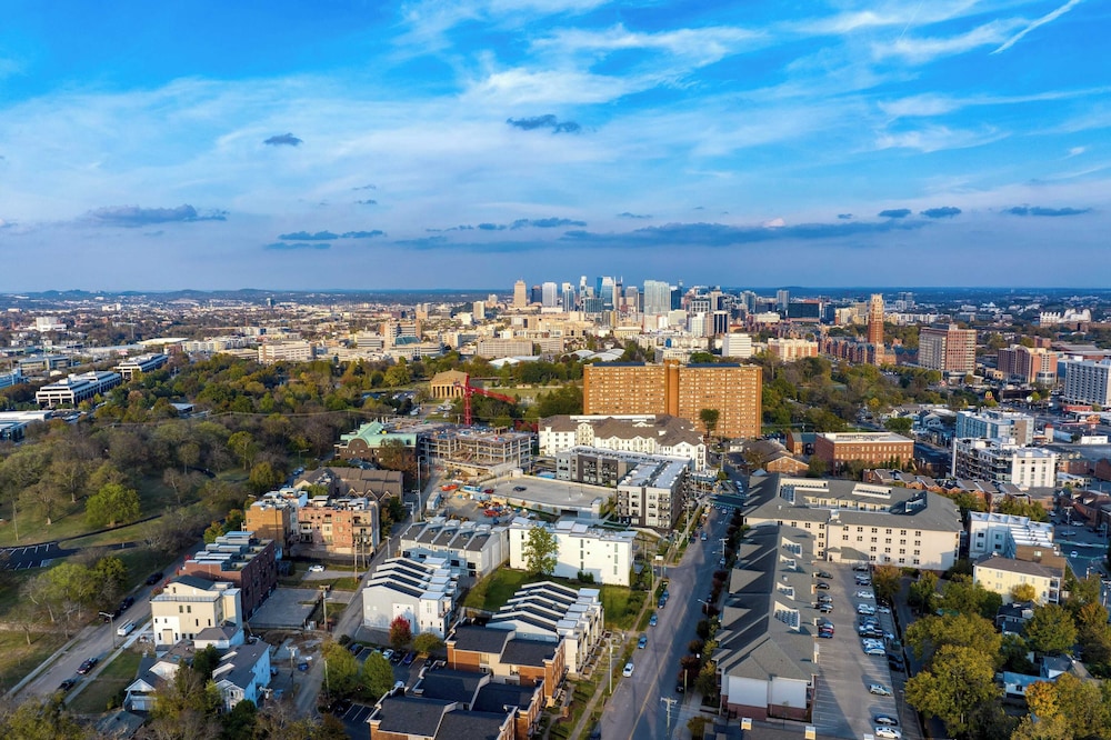 Sleeps 18 3 Modern Midtown Apartments w/ Gym + Pool Walkable to Shops & Eats