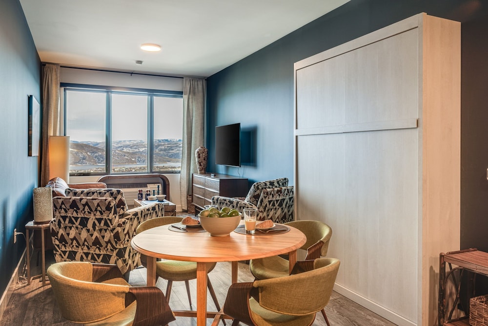 Jordanelle Sunrise Modern Condo Gondola Access Year-round Outdoor Fun