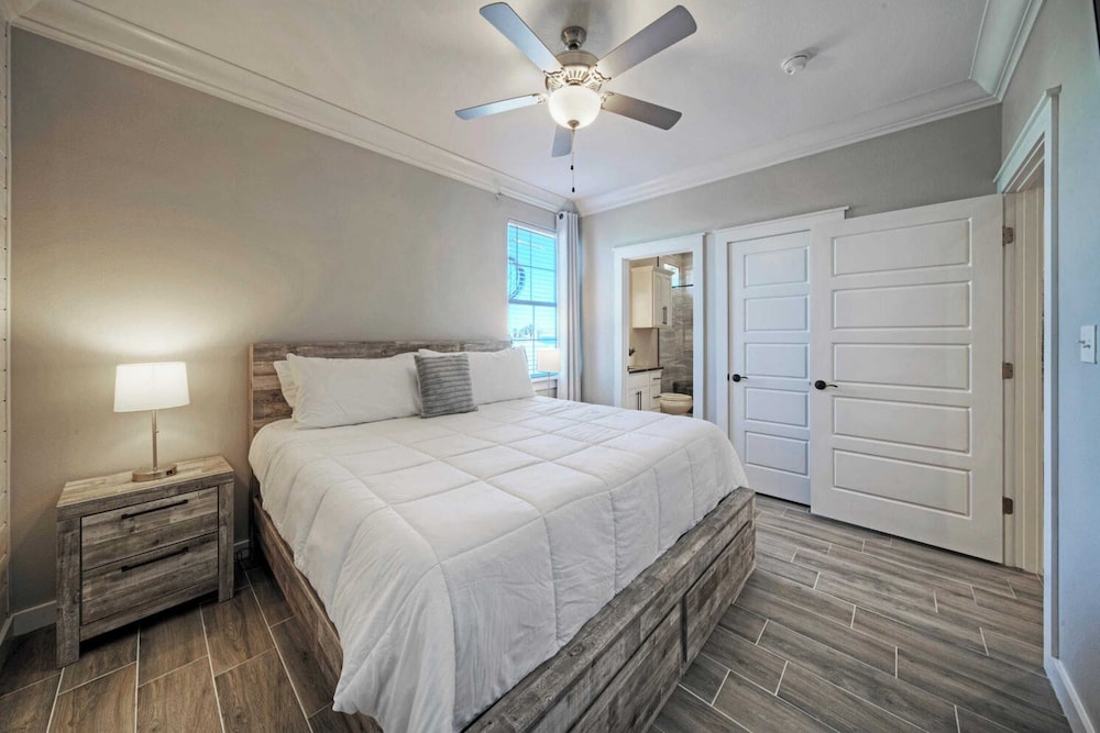 Sleeps 33! 4 Condos, Walk to the Beach, Resort-style Pool, Endless Summer Resort