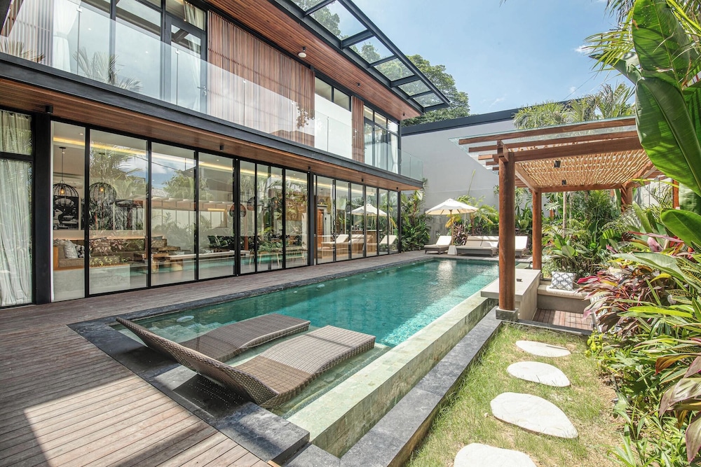Elegant 6BR Canggu Retreat Just 400m to the Ocean