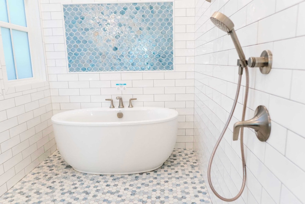 Walk to Beach, 2 Shared Pools, Enclosed Porch, Bikes 30A Hideaway by Avantstay