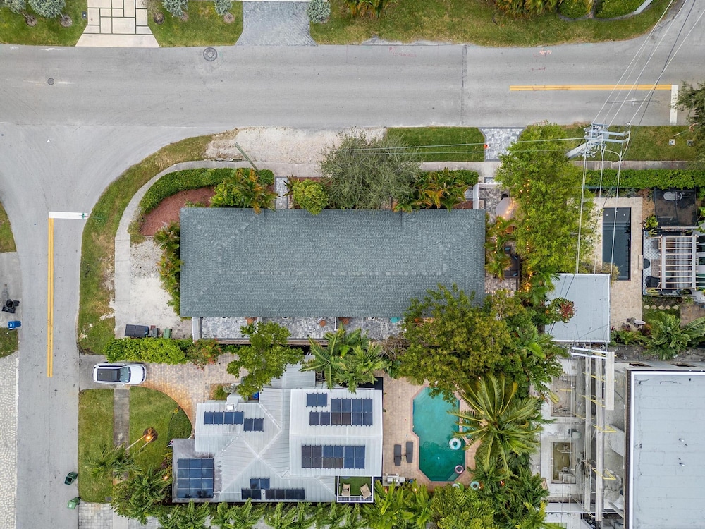 Uhost AI 4-unit Gem Mins to Las Olas Beach