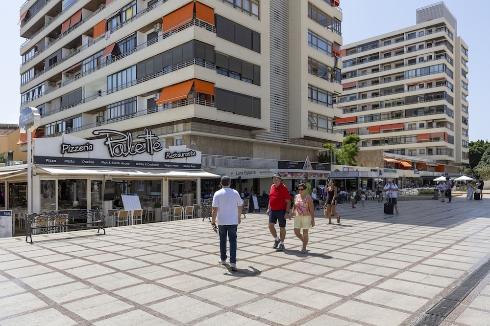 Prime Location Apartment With Seaviews