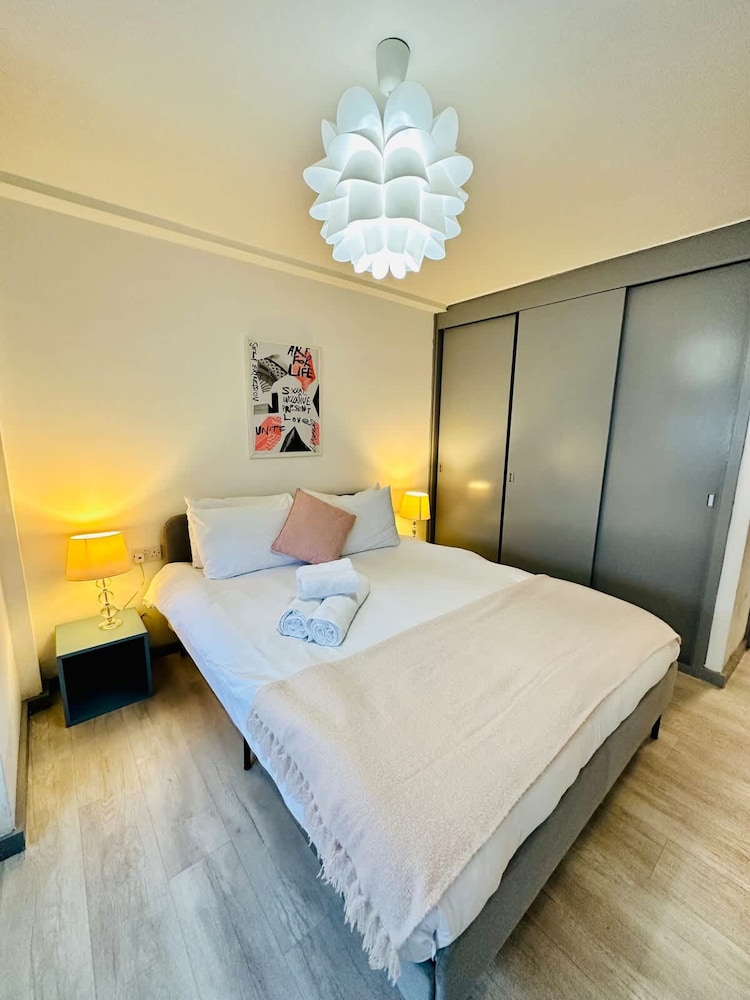 Kensington Gardens 2 Bedroom Flat With a Balcony