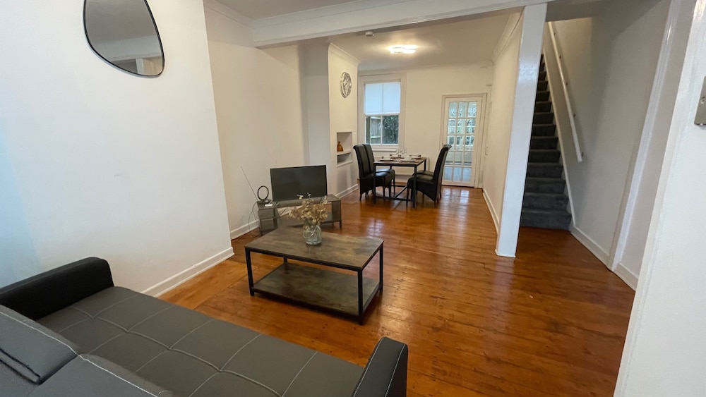 House - Sleeps 6 - Garden - Parking