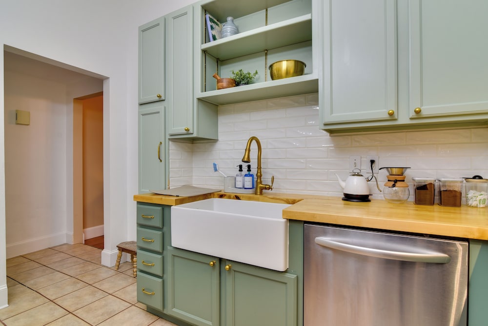 < 1 Mi to Moda Center: Walkable Portland Retreat!