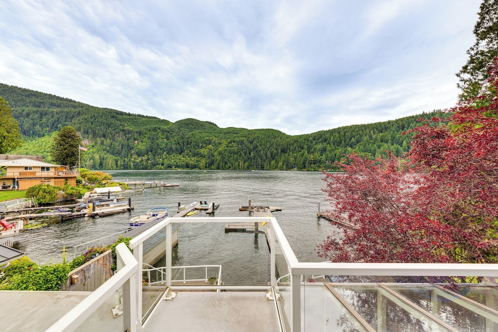 Waterfront Home on Lake Samish w/ Hot Tub & Dock!