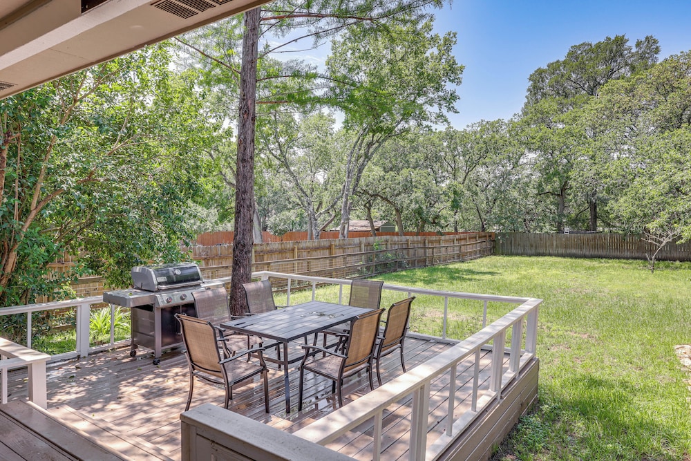 3 Mi to Boerne Lake: Getaway w/ Deck & Yard!