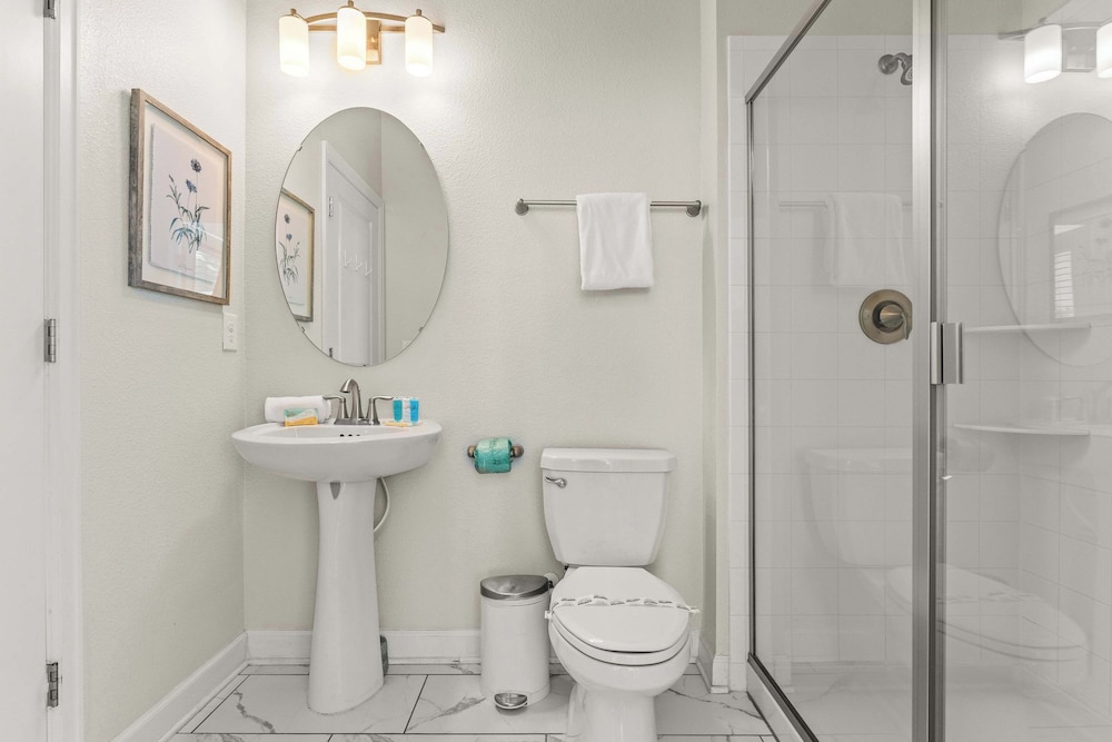 Resort Vibes At Championsgate - Home for 14 With Private Lanai - Image 2