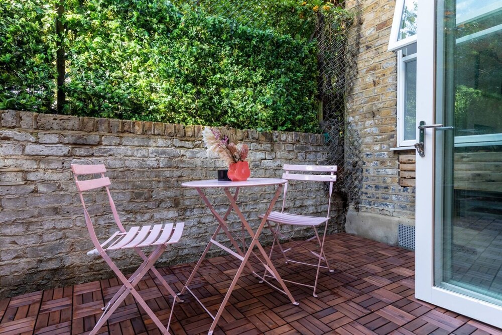 Charming 1 Bedroom Apartment in Shepherds Bush With Patio Area